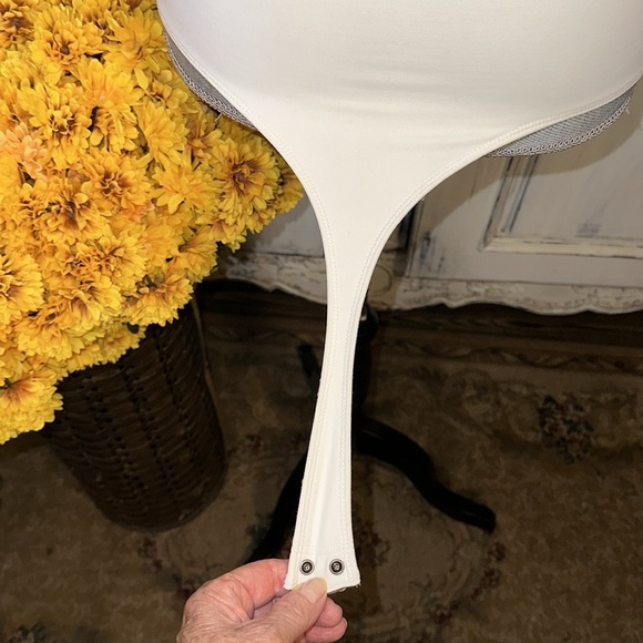 Abercrombie & Fitch Soft A&F Collection White Deep V Neck Sleeveless Bodysuit M - Picture 7 of 10